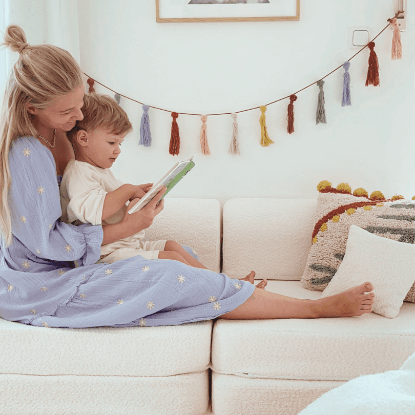 MeowBaby Premium Bouclé als helles Kindersofa mit zwei Personen beim Lesen
